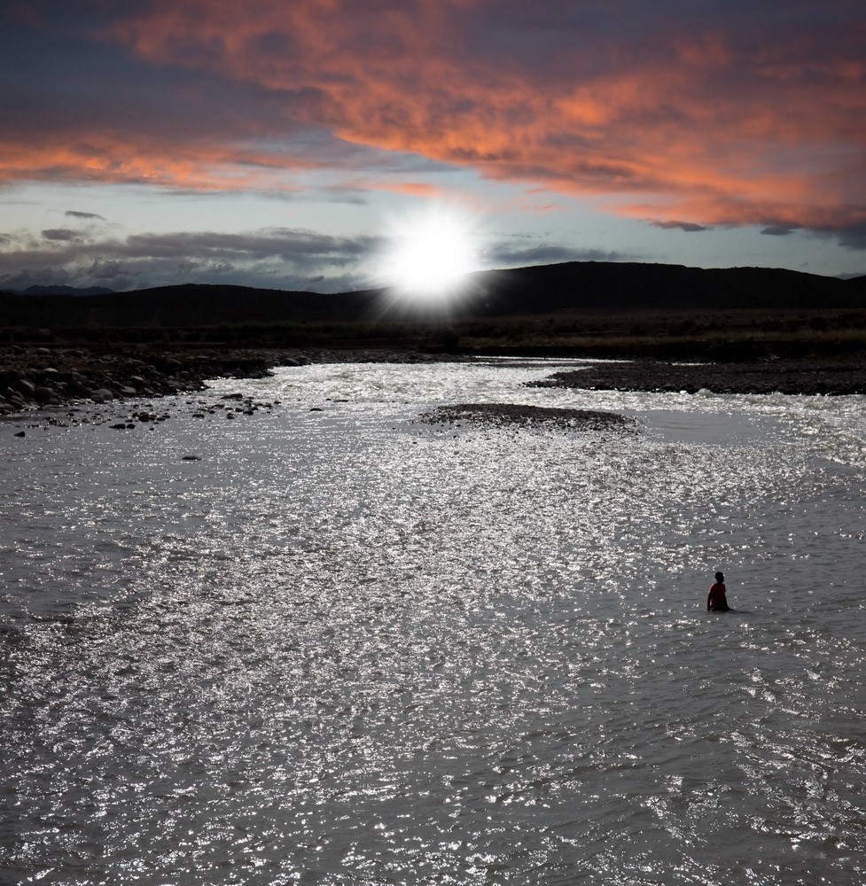 9一個(gè)人穿越大江大河，并走向那道白光（A man crossed the river and headed for the white light.） .jpg