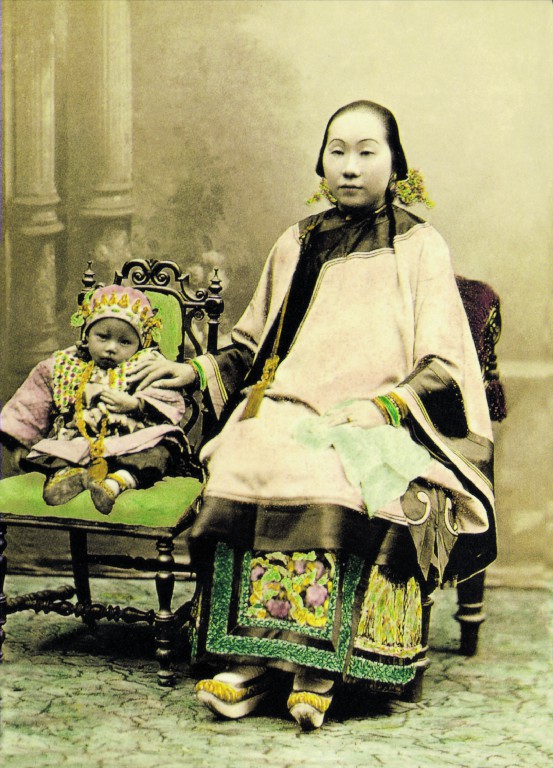 1帶孩子的少婦。1880年攝于香港。金伯宏供圖。（原載《老照片》第17輯）.jpg