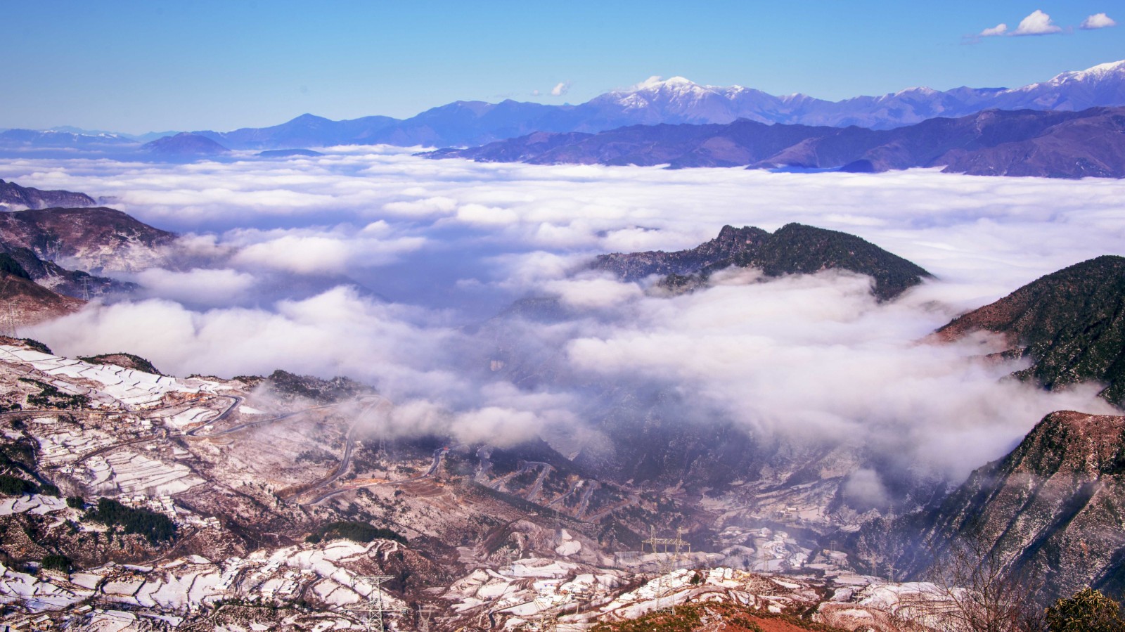 鄧邦敏 攝 《云涌大涼山》  2018年1月3日一場(chǎng)大雪，京昆 高速托烏段封路，大量去成都方向車輛堵在冕寧，改道繞行，經(jīng)越西大相嶺拍下這美景。  jpg.jpg